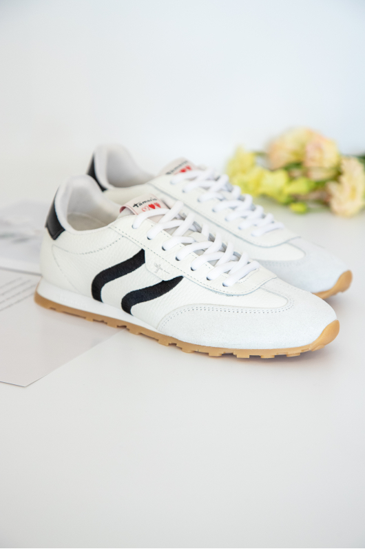 Женские кроссовки Tamaris с декоративными элементами.